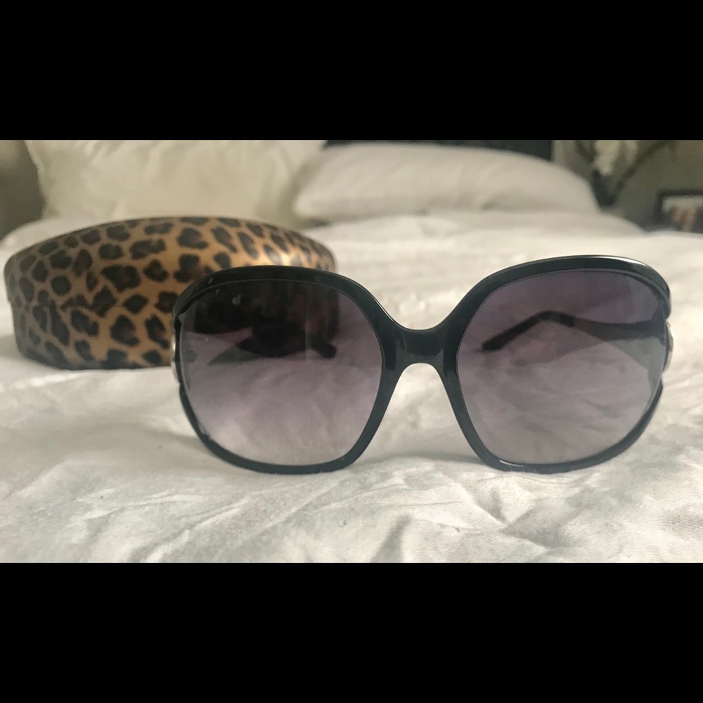 Guess oversized sunglasses.
